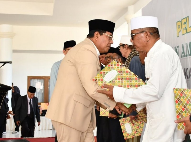 Foto Suasana Khidmat saat TGH. Lukmanul Hakim, SH Menerima SK Anggota Dewan Syari’ah Baznas Lotim pada Jumat (18/7/2025) di Pendopo Bupati Lombok Timur (Dok. PKP Lotim)